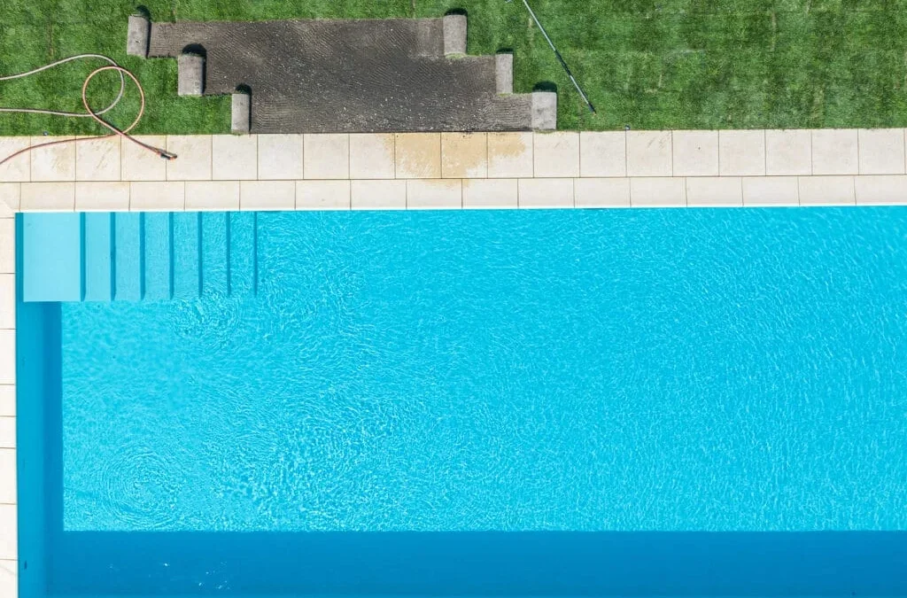 In-Ground vs. Above-Ground Pools: Fiberglass, Concrete, or Vinyl?
